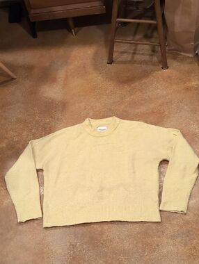 Abercrombie And Fitch Butter Yellow Knit Sweater